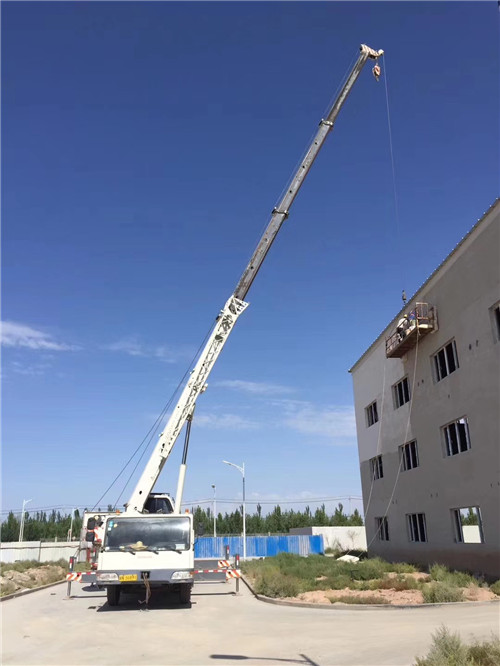 稷山县“轻装强干”—— 吊车的 “轻量化臂架” 技术